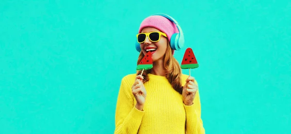 Verão Fresco Colorido Retrato Feliz Rindo Jovem Mulher Fones Ouvido — Fotografia de Stock