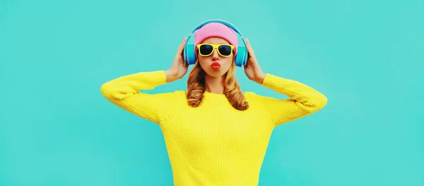 Retrato Mujer Joven Con Estilo Auriculares Escuchando Música Soplando Sus — Foto de Stock