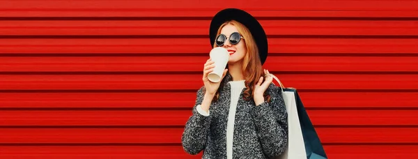 Güzel Gülümseyen Alışveriş Torbaları Kahve Fincanı Olan Gri Ceketli Kırmızı — Stok fotoğraf