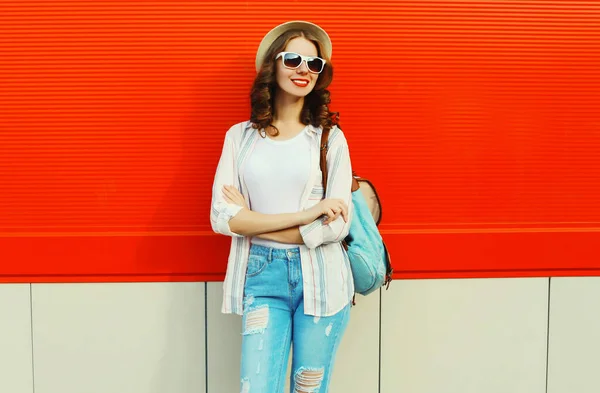 Jovem Modelo Posando Vestindo Casual Verão Palha Redondo Chapéu Rua — Fotografia de Stock