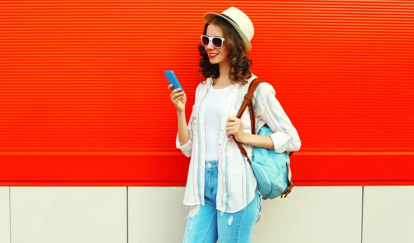 Portrait Happy Smiling Young Woman Smartphone Wearing Summer Straw Hat — Stock fotografie