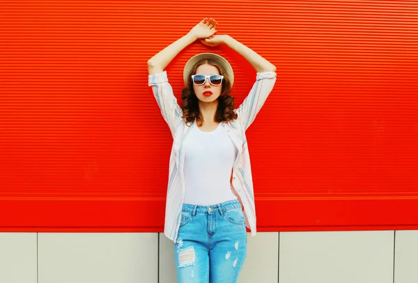 Modelo Mujer Joven Posando Con Sombrero Redondo Casual Paja Verano — Foto de Stock