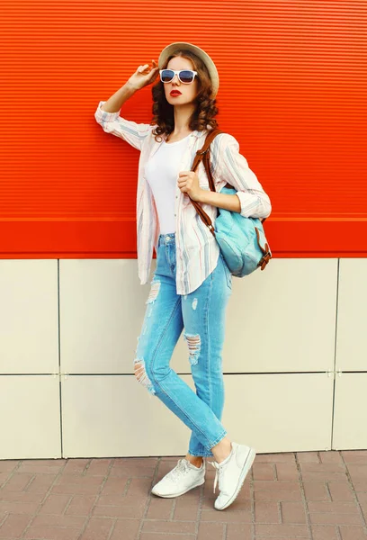 Young Woman Model Posing Wearing Casual Summer Straw Hat City — Φωτογραφία Αρχείου