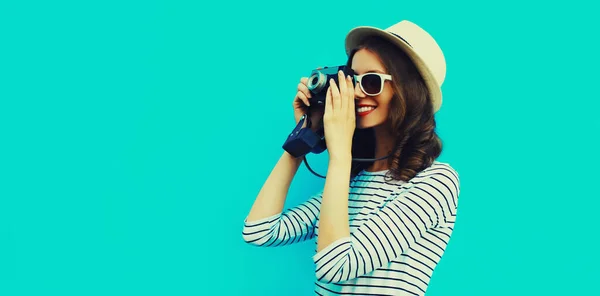 Letni Portret Uśmiechniętej Młodej Kobiety Fotograf Klasycznym Aparatem Fotograficznym Kolorowym — Zdjęcie stockowe
