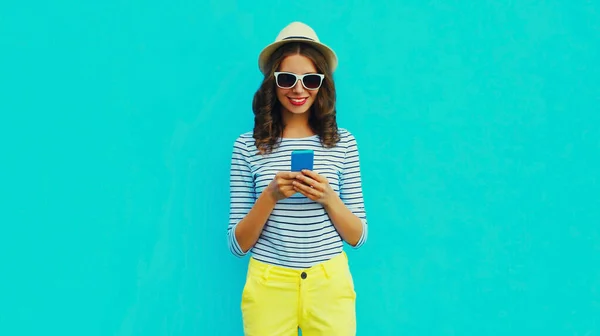 Portret Szczęśliwej Uśmiechniętej Młodej Kobiety Smartfonem Noszącej Letni Słomkowy Okrągły — Zdjęcie stockowe