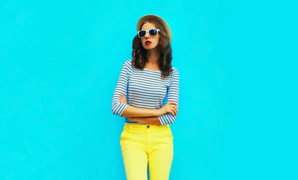 Portret Stylowej Młodej Modelki Pozującej Pasiastym Shircie Słomkowym Kapeluszu Niebieskim — Zdjęcie stockowe