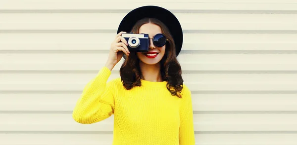 Portret Van Een Vrolijke Glimlachende Jonge Vrouw Fotograaf Met Filmcamera — Stockfoto