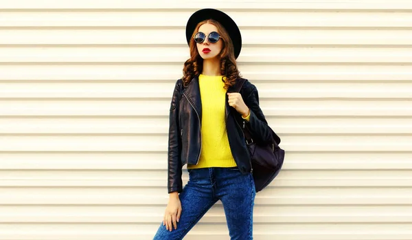 Модний Портрет Стильної Моделі Молодої Жінки Позує Куртці Чорного Року — стокове фото