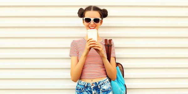 Retrato Feliz Sorrindo Jovem Bebendo Café Vestindo Uma Camiseta Listrada — Fotografia de Stock