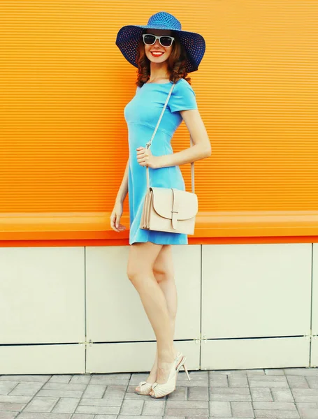 Portrait Beautiful Young Woman Handbag Wearing Summer Hat Dress City — Stock fotografie