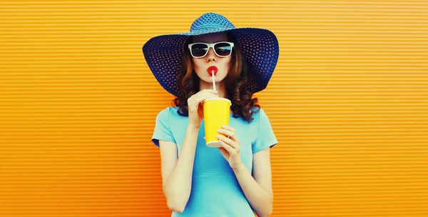 Colorful Portrait Beautiful Young Woman Drinking Fresh Juice Wearing Summer — Fotografia de Stock
