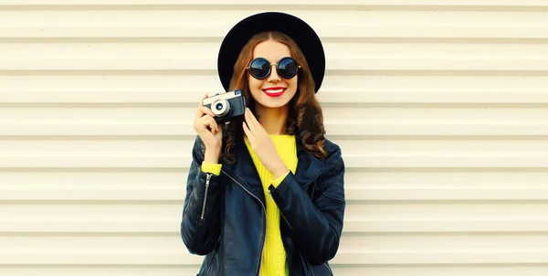 幸せな笑顔若い女性写真家の肖像とともにフィルムカメラ白の背景 — ストック写真
