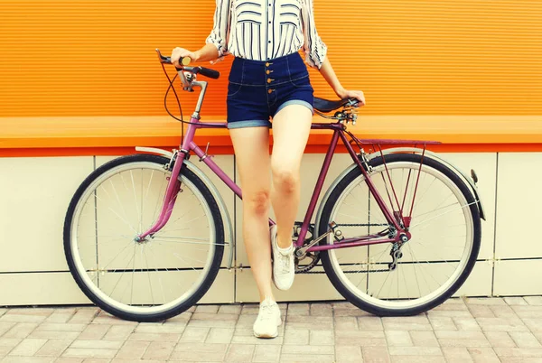 Imagen Verano Piernas Hermosa Joven Pantalones Cortos Posando Con Bicicleta — Foto de Stock