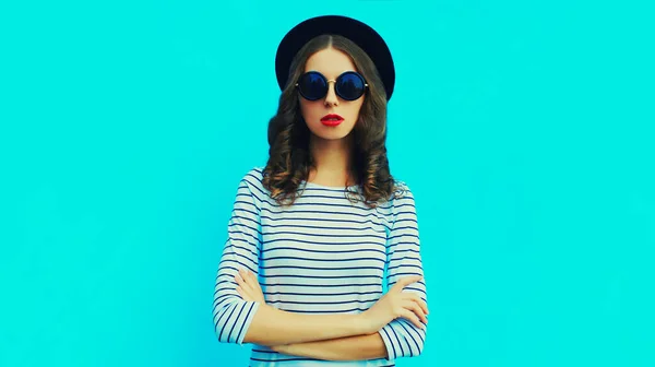 Retrato Modelo Mujer Joven Con Estilo Posando Con Una Camiseta — Foto de Stock