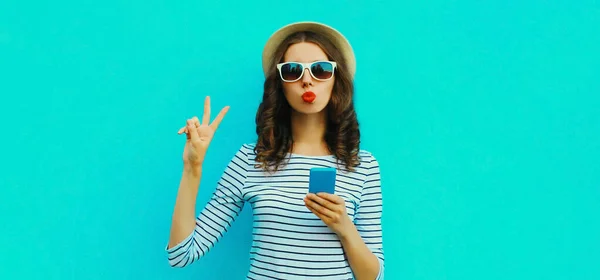 Portret Stylowej Młodej Modelki Pozowanie Smartfonem Noszenie Letniej Słomki Okrągły — Zdjęcie stockowe