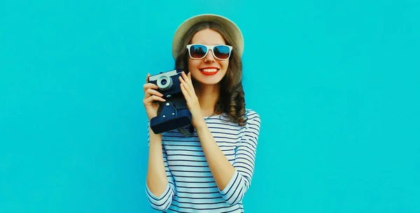 Літній Портрет Щасливої Усміхненої Молодої Жінки Фотографа Вінтажною Кінокамерою Барвистому — стокове фото