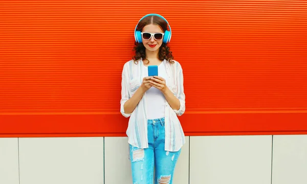 Retrato Una Joven Sonriente Auriculares Escuchando Música Con Smartphone Sobre —  Fotos de Stock