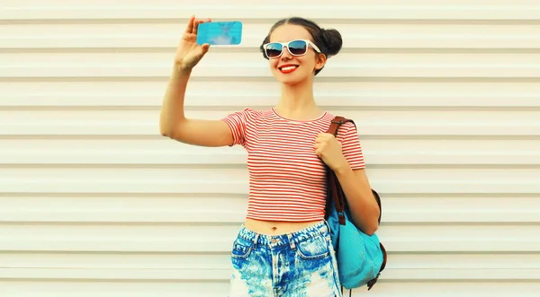 Портрет Счастливой Улыбающейся Молодой Женщины Делающей Селфи Смартфоне Рюкзаке Белом — стоковое фото