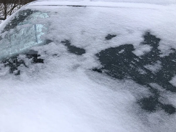 雪に覆われた冬の車を閉じ 雪の背景にフロントウィンドウのフロントガラスを表示 — ストック写真