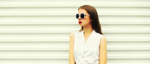 Porträtt Vacker Ung Kvinna Modell Poserar Bär Solglasögon Vit Bakgrund — Stockfoto