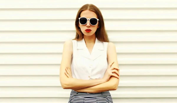 Porträt Der Schönen Jungen Frau Modell Posiert Mit Sonnenbrille Auf — Stockfoto