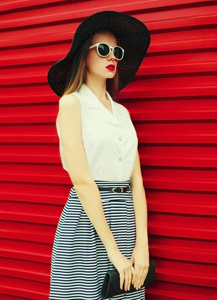 Retrato Elegante Jovem Modelo Posando Usando Verão Palha Chapéu Redondo — Fotografia de Stock