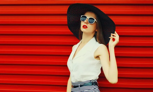 Ritratto Elegante Modella Giovane Donna Posa Con Cappello Rotondo Paglia — Foto Stock