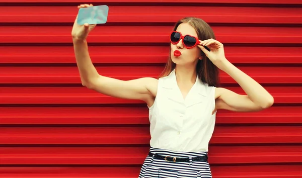Retrato Uma Jovem Mulher Tirando Uma Selfie Por Smartphone Soprando — Fotografia de Stock