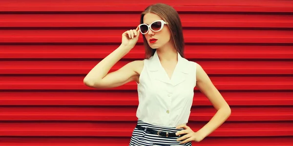 Porträtt Snygg Ung Kvinna Modell Poserar Bär Solglasögon Röd Bakgrund — Stockfoto