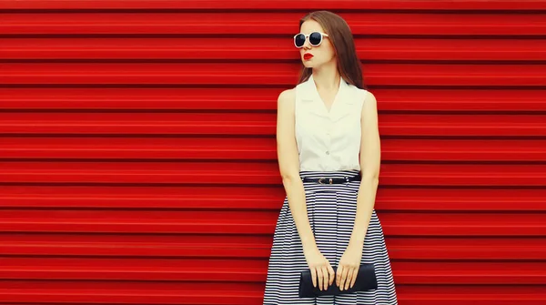 Porträt Einer Stilvollen Jungen Frau Modell Posiert Mit Rock Handtasche — Stockfoto