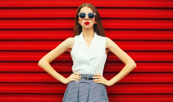 Retrato Jovem Modelo Elegante Posando Usando Óculos Sol Fundo Vermelho — Fotografia de Stock