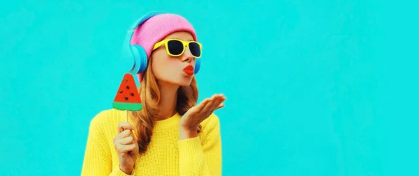 Летний Свежий Красочный Портрет Счастливой Молодой Женщины Наушниках Слушающей Музыку — стоковое фото
