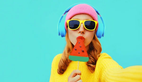 Retrato Colorido Fresco Verano Una Mujer Joven Tomando Selfie Auriculares — Foto de Stock