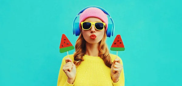 Летний Свежий Красочный Портрет Счастливой Молодой Женщины Наушниках Слушающей Музыку — стоковое фото