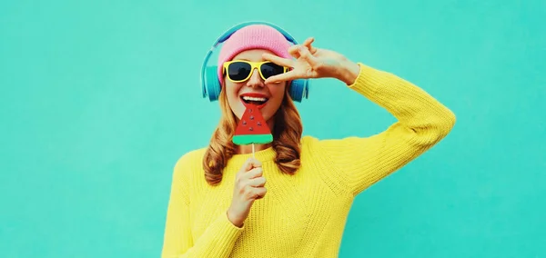 Летний Свежий Красочный Портрет Счастливой Смеющейся Молодой Женщины Наушниках Слушающей — стоковое фото