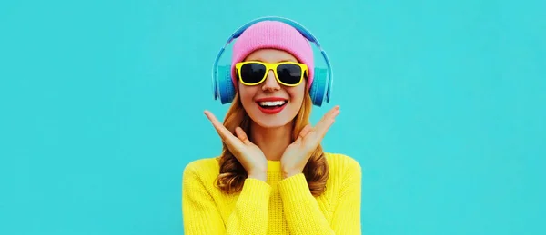 Портрет Счастливой Удивленной Улыбающейся Молодой Женщины Модели Наушниками Слушающей Музыку — стоковое фото