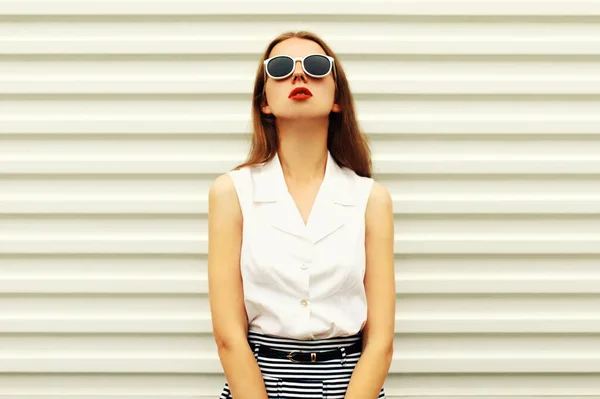 Porträt Der Schönen Jungen Frau Modell Posiert Mit Sonnenbrille Auf — Stockfoto