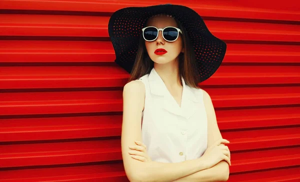 Retrato Elegante Jovem Modelo Posando Vestindo Preto Verão Palha Redondo — Fotografia de Stock