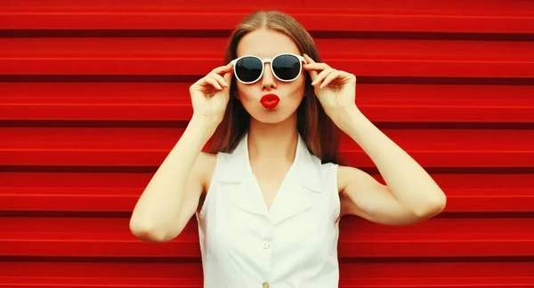 Portret Stylowej Młodej Modelki Pozowanie Jej Usta Czerwoną Szminką Noszenie — Zdjęcie stockowe