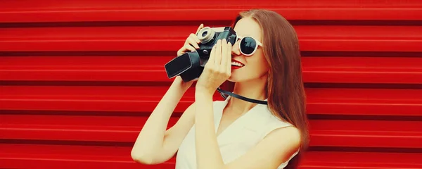 Sommerportræt Ung Kvindelig Fotograf Med Vintage Filmkamera Farverig Rød Baggrund - Stock-foto