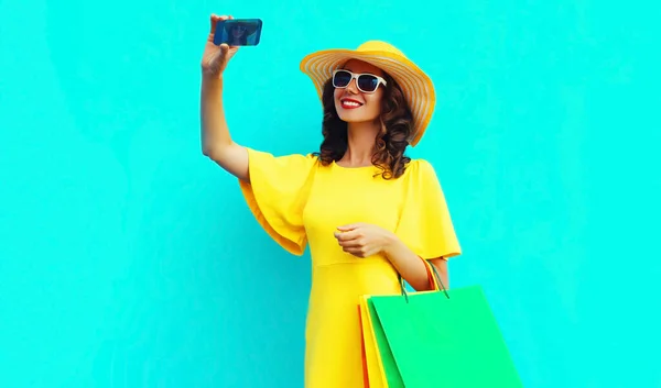 Mulher Sorridente Feliz Bonita Tomando Selfie Por Smartphone Com Sacos — Fotografia de Stock