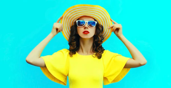 Портрет Красивой Молодой Женщины Жёлтой Летней Шляпе Платье Синем Фоне — стоковое фото