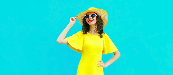 Retrato Hermosa Mujer Sonriente Feliz Con Sombrero Verano Amarillo Vestido —  Fotos de Stock