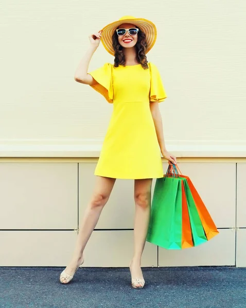 Mulher Sorridente Feliz Bonita Com Sacos Compras Vestindo Vestido Amarelo — Fotografia de Stock