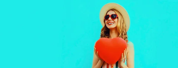 Portrét Šťastně Usmívající Mladé Ženy Velkým Červeným Srdcem Tvaru Balónu — Stock fotografie