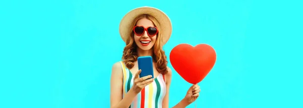 Portret Van Vrolijke Lachende Jonge Vrouw Met Telefoon Rode Hartvormige — Stockfoto