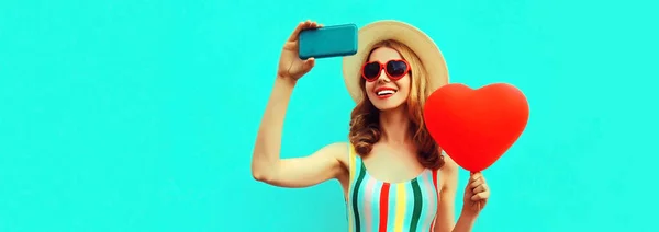 Retrato Verão Bela Mulher Sorridente Tirando Selfie Por Smartphone Com — Fotografia de Stock