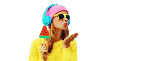Retrato Colorido Verano Mujer Joven Auriculares Escuchando Música Con Paleta — Foto de Stock