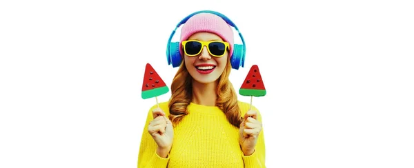 Летний Свежий Красочный Портрет Счастливой Смеющейся Молодой Женщины Наушниках Слушающей — стоковое фото