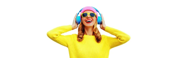 Portret Uśmiechniętej Młodej Kobiety Słuchawkach Słuchającej Muzyki Noszącej Kolorowy Żółty — Zdjęcie stockowe